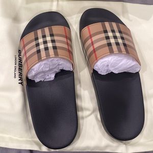 ‼️Brand New Burberry slides great for summer comes with the dust bag and box‼️